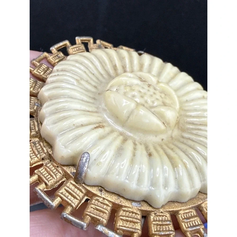 Vintage Celluloid‎ Brooch Molded Flower